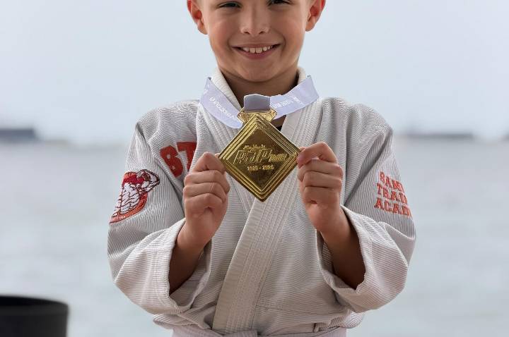 Com menos de 1 ano de tatame, Aquiles da Cruz, 9 anos, é campeão invicto no AJP Luanda e leva mais um ouro para o Brasil