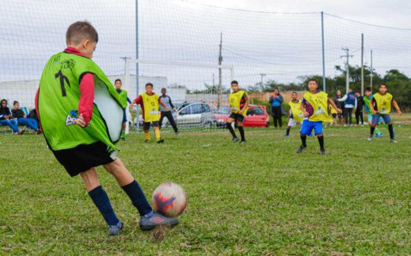 Inauguração de campo do bairro Boa Vista tem amistosos de futebol do Projeto Aldeia em Movimento