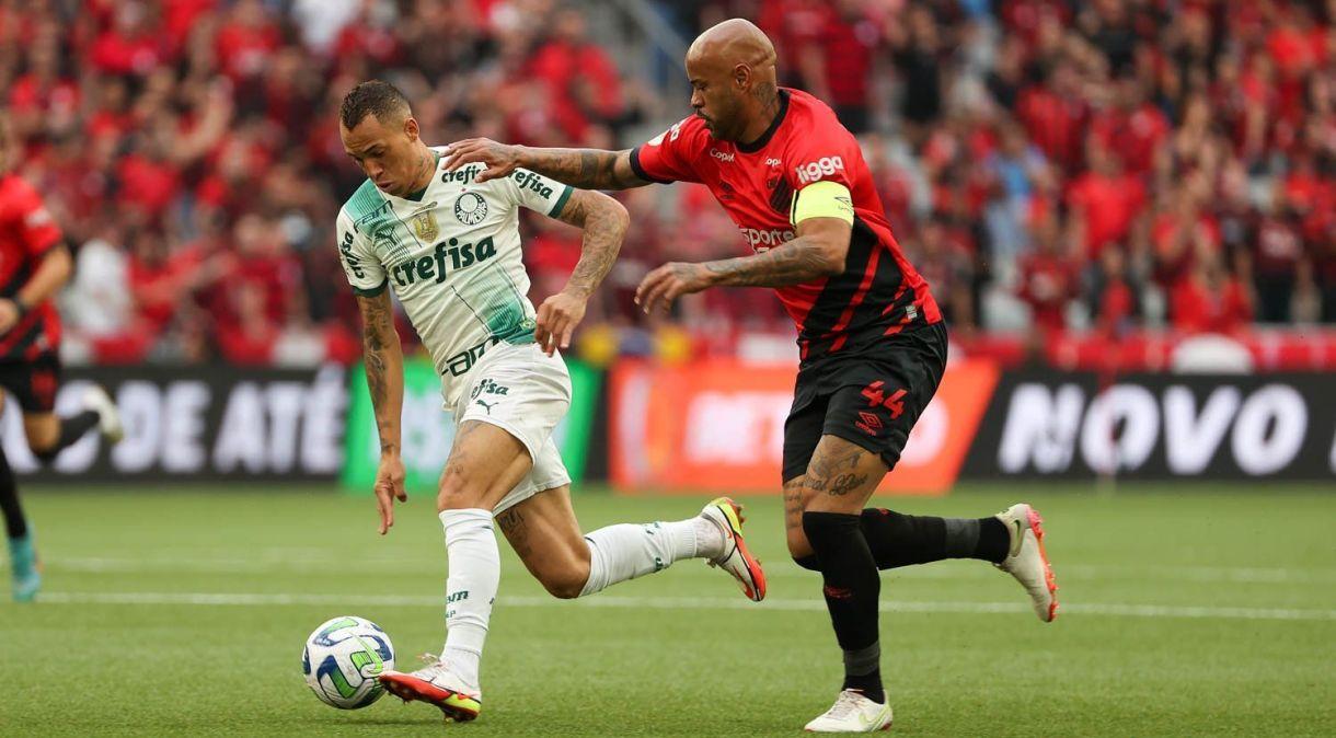 Athletico-PR faz 2 a 0 no Palmeiras e retoma liderança do Brasileirão