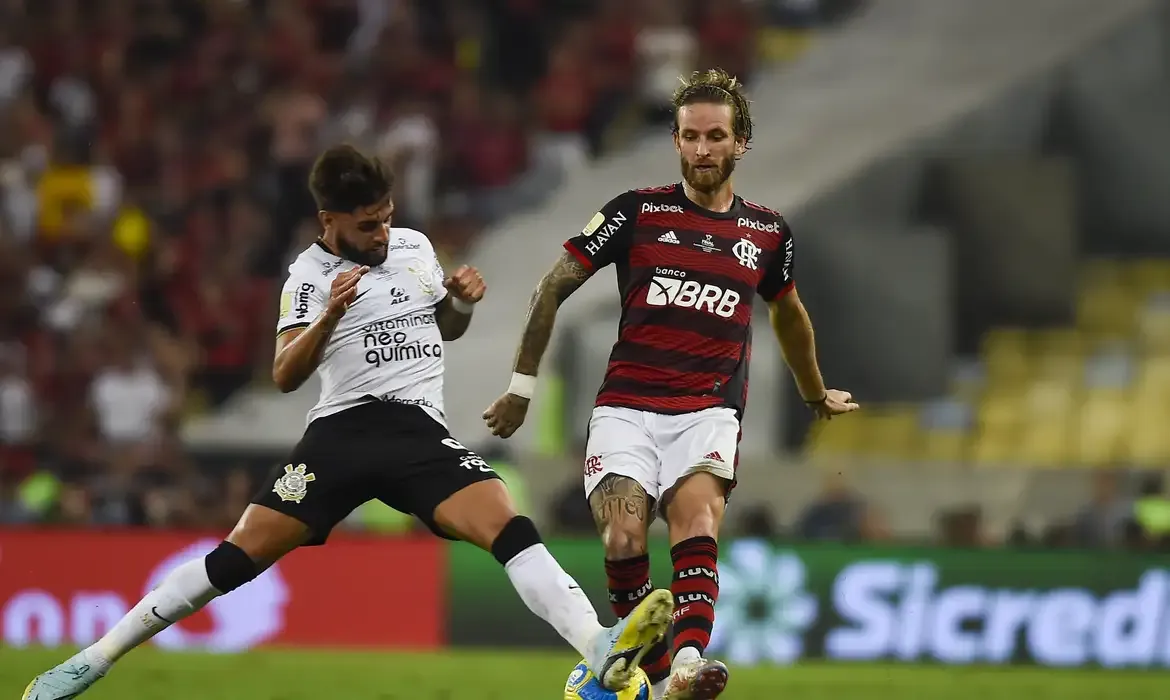 Flamengo e Corinthians medem forças no Maracanã