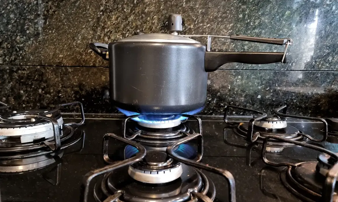 Dois merendeiros ficam feridos após panela de pressão explodir no Rio