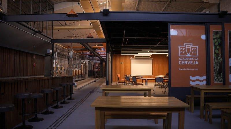 CURSO GRATUITO PARA GARÇONS NA ACADEMIA DA CERVEJA