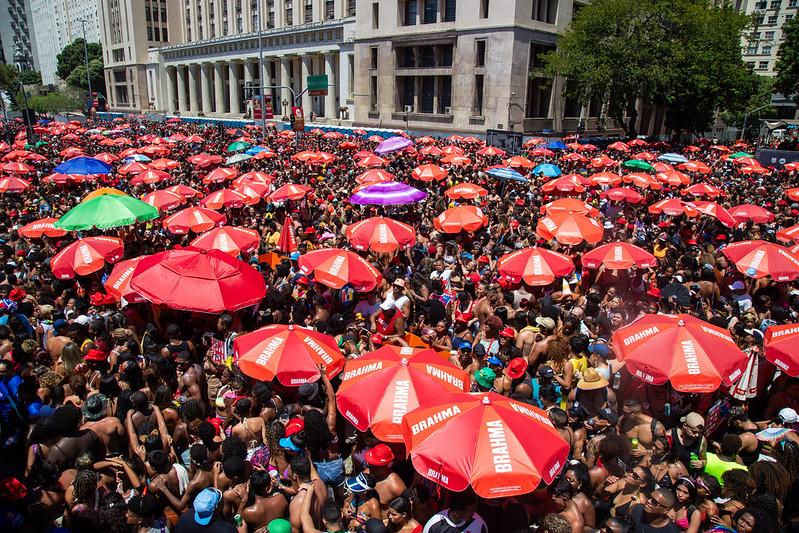 Com Léo Santana, Bloco da Gold atraiu 200 mil pessoas ao Centro da cidade, abrindo o terceiro final de semana do Carnava
