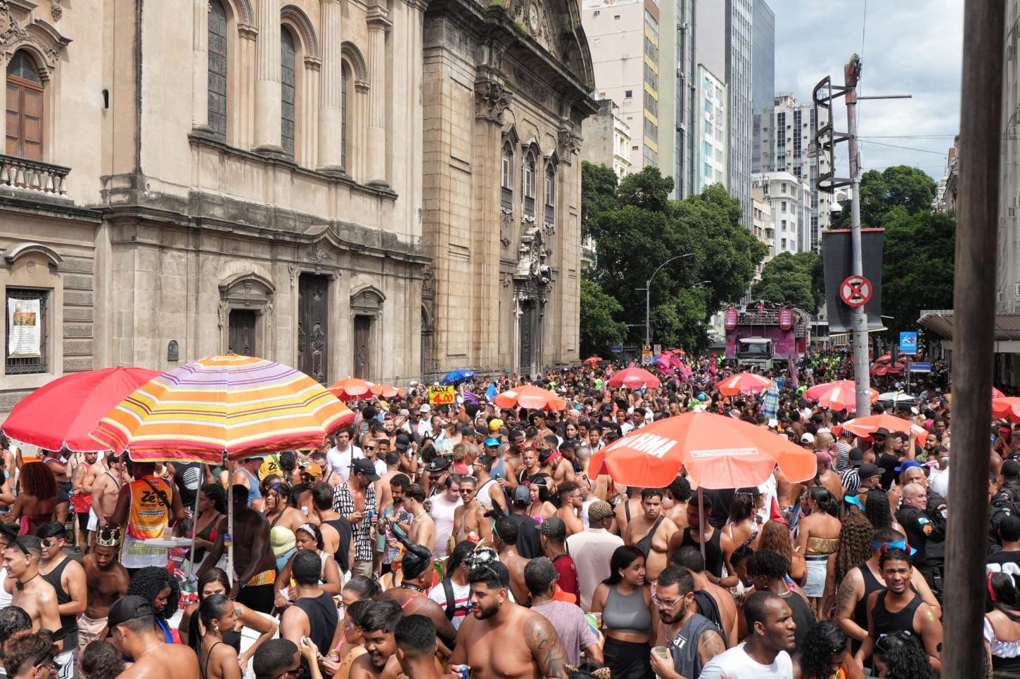 Com muito axé, Chá da Alice agita segundo dia do circuito de megablocos do Carnaval de Rua 2025