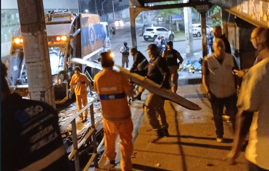 Seop faz operação em Vicente de Carvalho e descarta uma tonelada de materiais deixados nas ruas