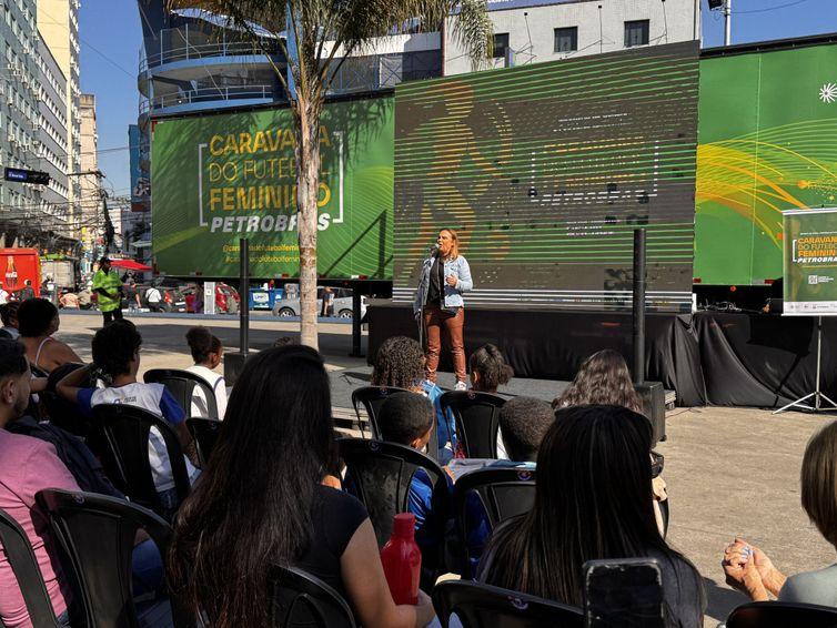 Caravana roda o país com ex-atletas do futebol feminino