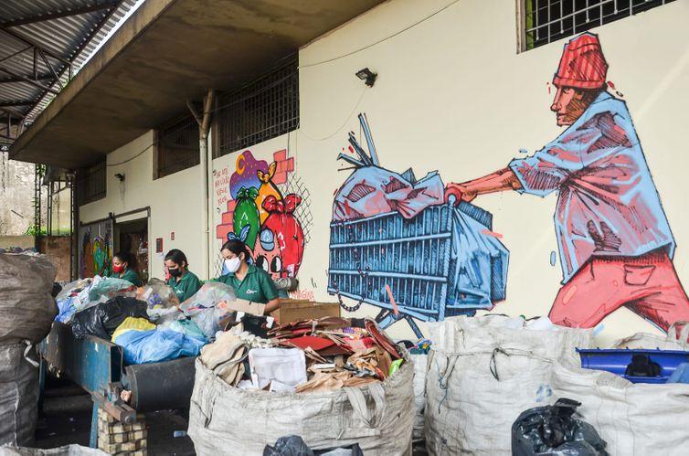Catadores no Rio lidam com informalidade e más condições de trabalho