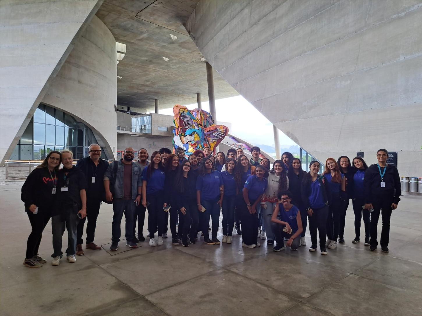 Jovens de Santa Cruz participam de visita guiada à Cidade das Artes