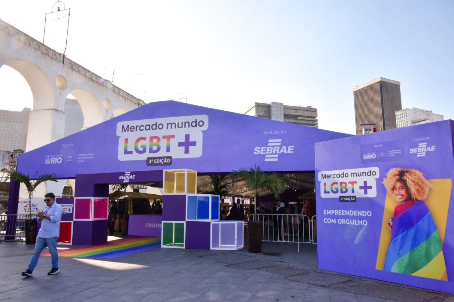 Mercado Mundo LGBTI+ atrai 2 mil pessoas para os Arcos da Lapa