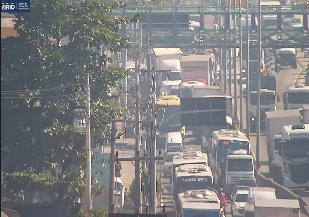 Avenida Brasil: obras nas redes de esgoto e drenagem interditam trecho da via, em Ramos, até o dia 14 de julho