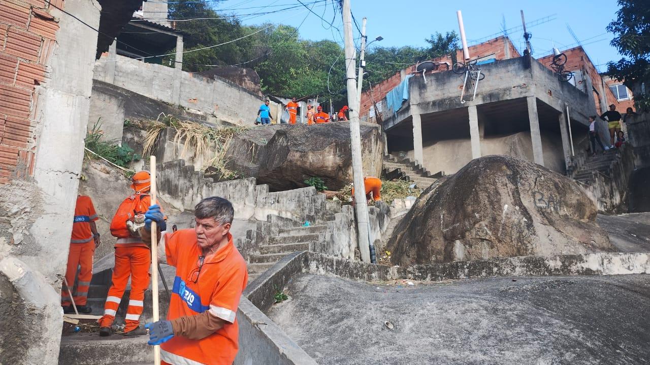 Complexo do Lins recebe ação especial de limpeza com 230 garis