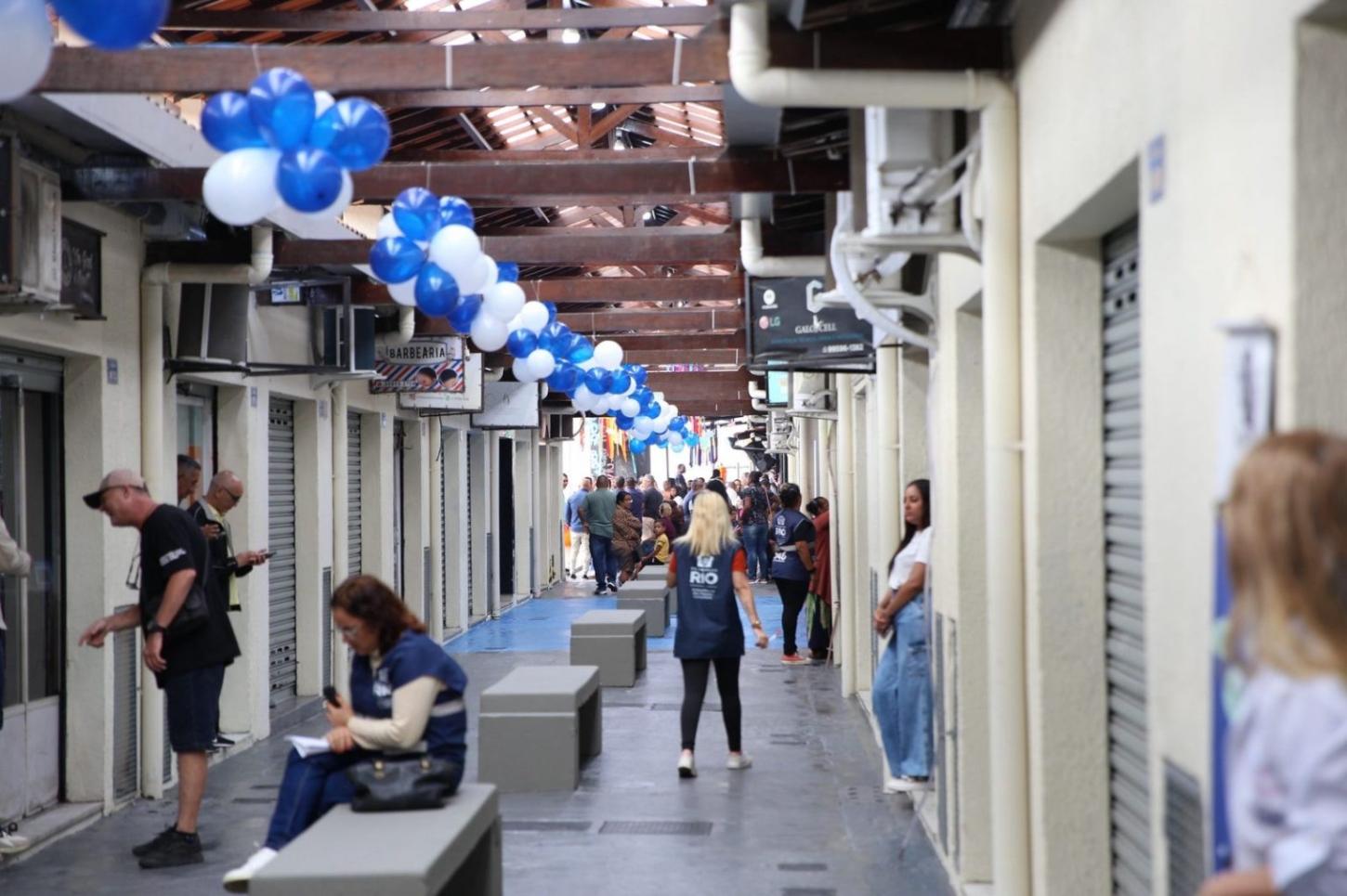 Entrega de mercado totalmente revitalizado é realizada no Complexo do Alemão