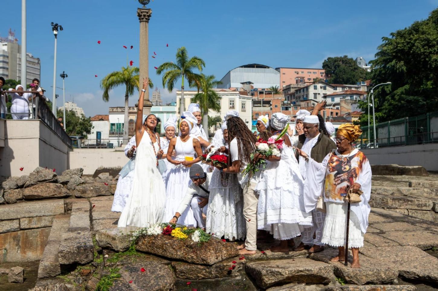 Lavagem do Cais do Valongo celebra memória ancestral na Pequena África