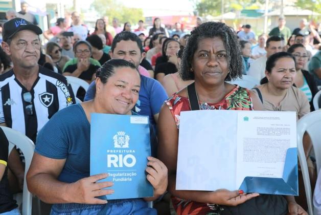 Termos de Reconhecimento de Moradia na comunidade Rio Piraquê, em Guaratiba são entregues