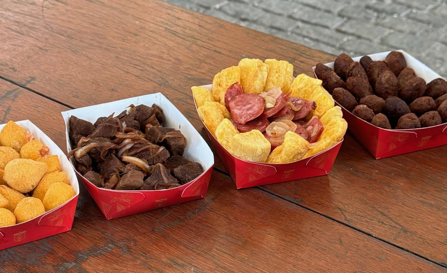 Le Canton promove tarde com roda de samba e deliciosas comidinhas de boteco.