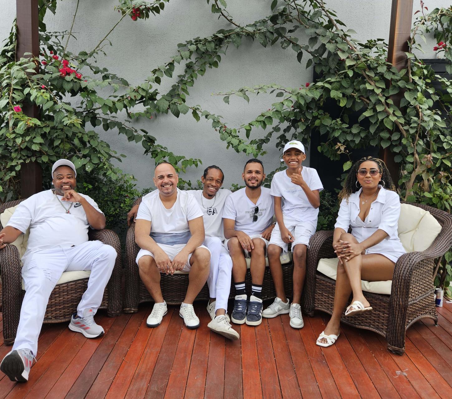 Devotos do Samba anima a roda do Samba da Feira