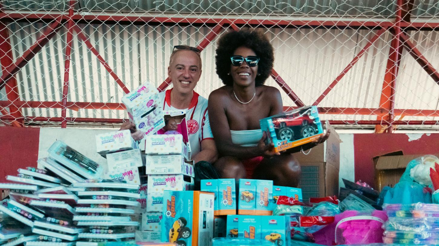 Salgueiro distribui brinquedos no Morro do Salgueiro