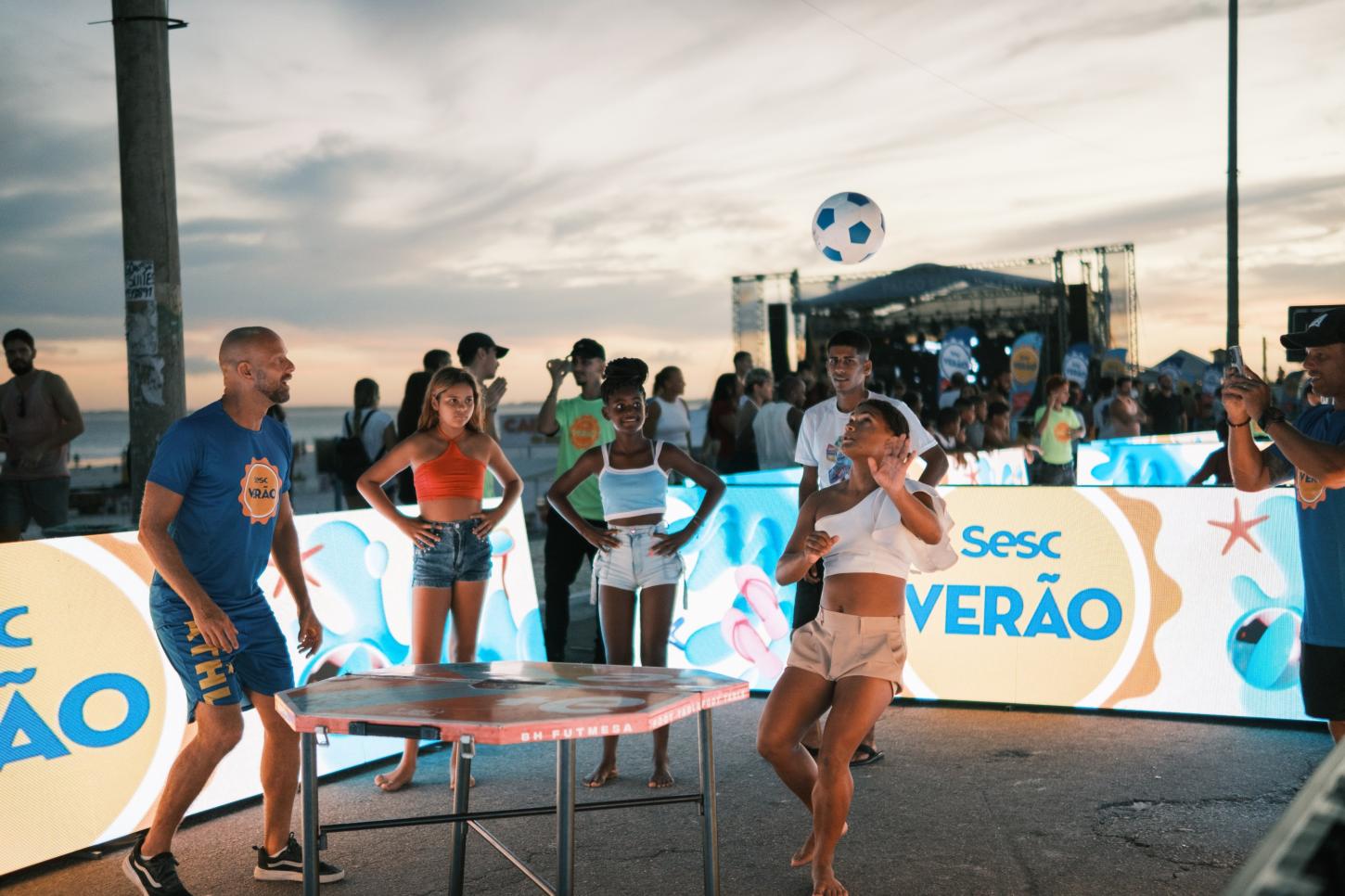 Cantores Suel e Buchecha agitam o palco do Sesc Verão 2026 em Cabo Frio