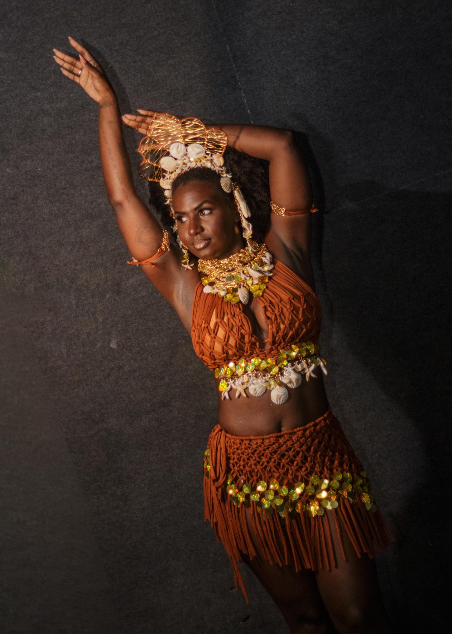 Ciça Ferreira emociona no último ensaio de rua da Vila Isabel antes da Sapucaí