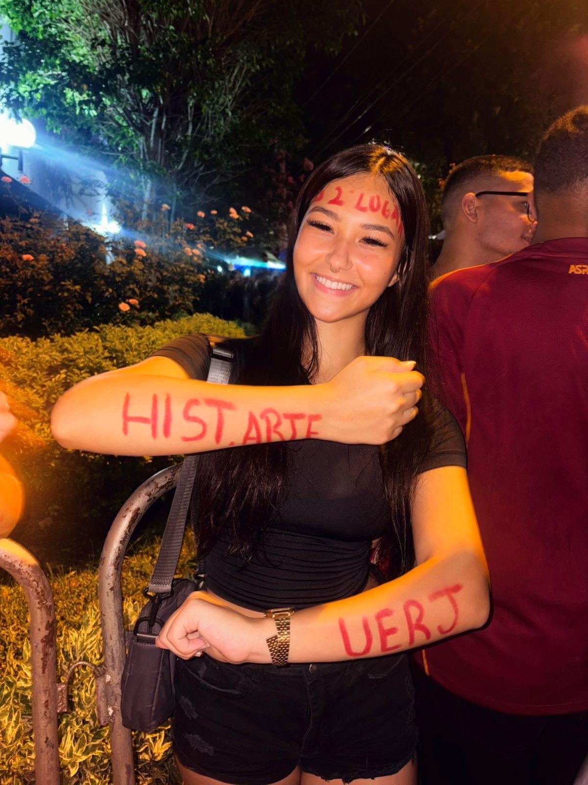 Entre o barracão e os livros, carnavalesca do Aprendizes do Salgueiro é 2ª colocada na UERJ