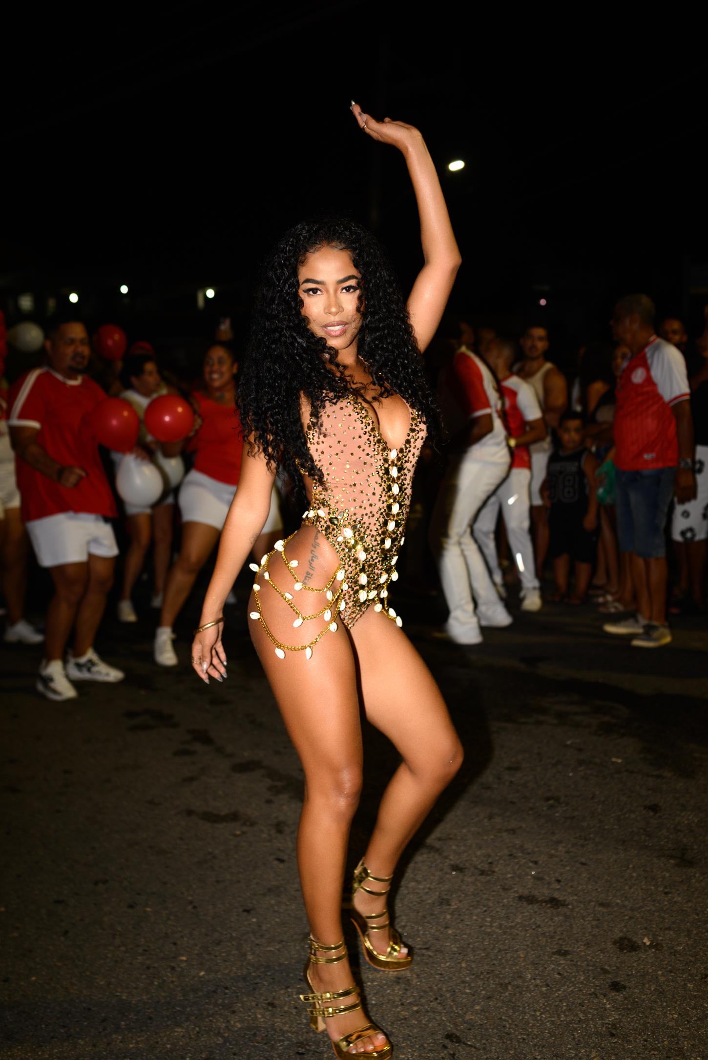 Lorena Maria aposta em body fio dental com pedrarias e búzios para ensaio da Unidos de Padre Miguel 