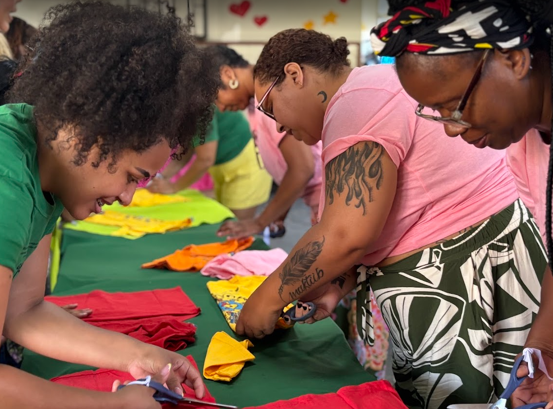 Pré-carnaval: Favela Mundo promove curso gratuito de customização de abadás para quem está em busca de emprego