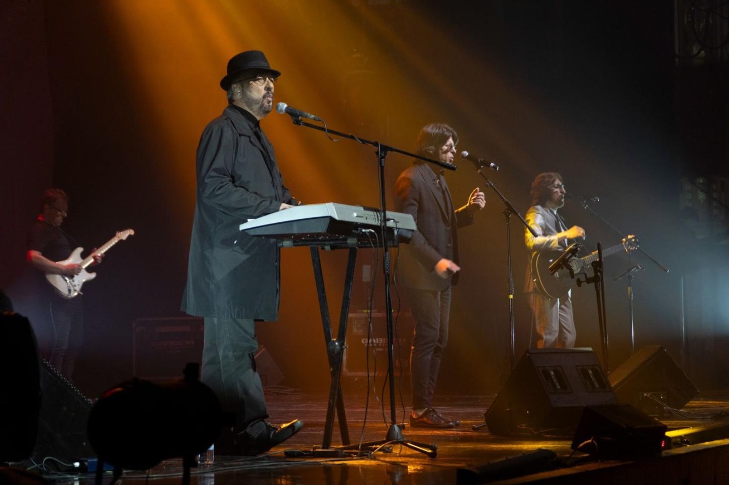 Bee Gees Alive leva tributo fiel aos irmãos Gibb ao Teatro Riachuelo Rio