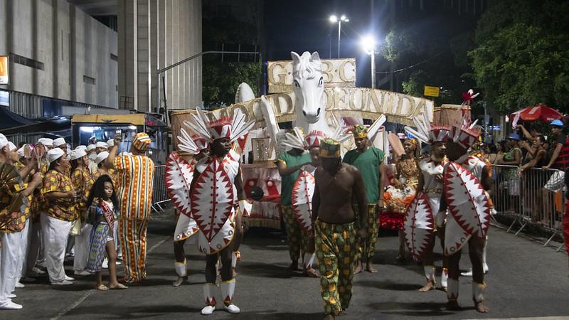 Circuito Bira Presidente transforma a Avenida Chile em polo do Carnaval de rua no Centro do Rio.