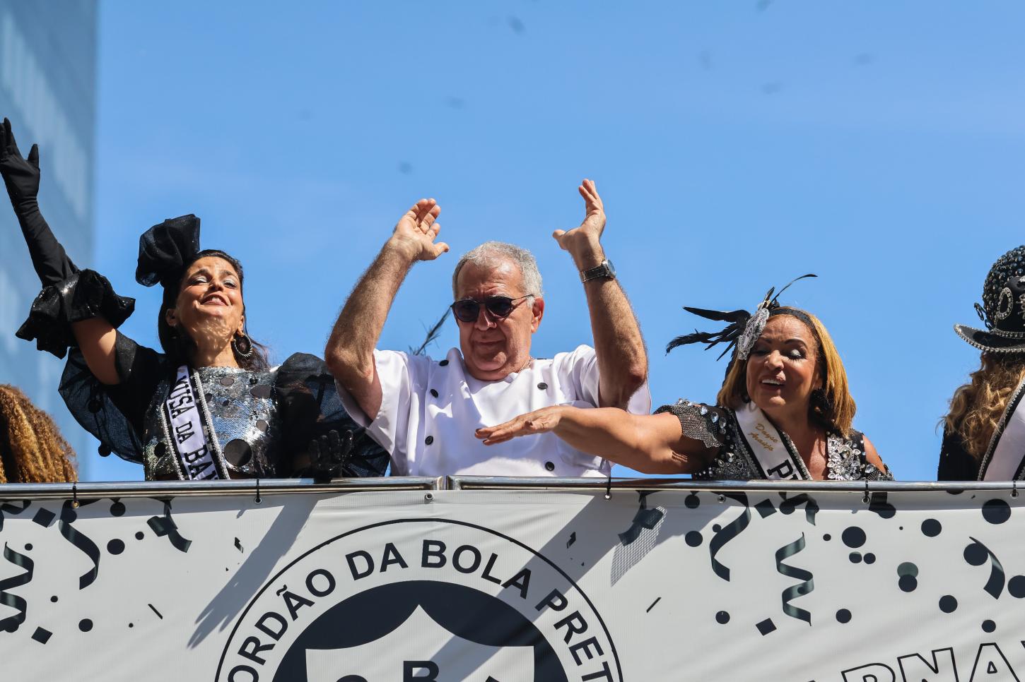 Cordão da Bola Preta, Amigos da Onça, Escangalha e mais blocos movimentam a cidade com tradição, diversidade e memória