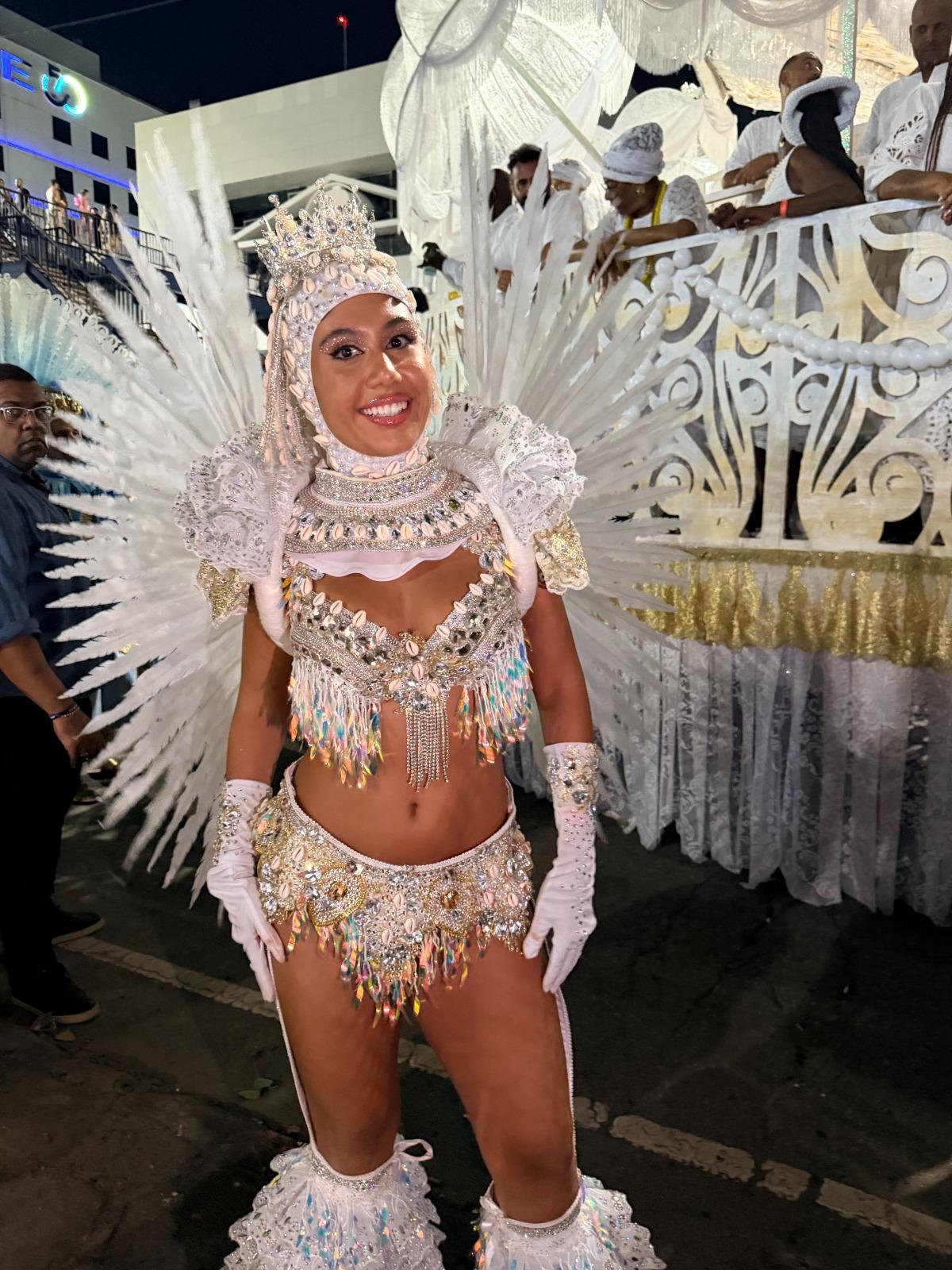 Estreia na Portela marca maioridade de jovem bailarina na Sapucaí